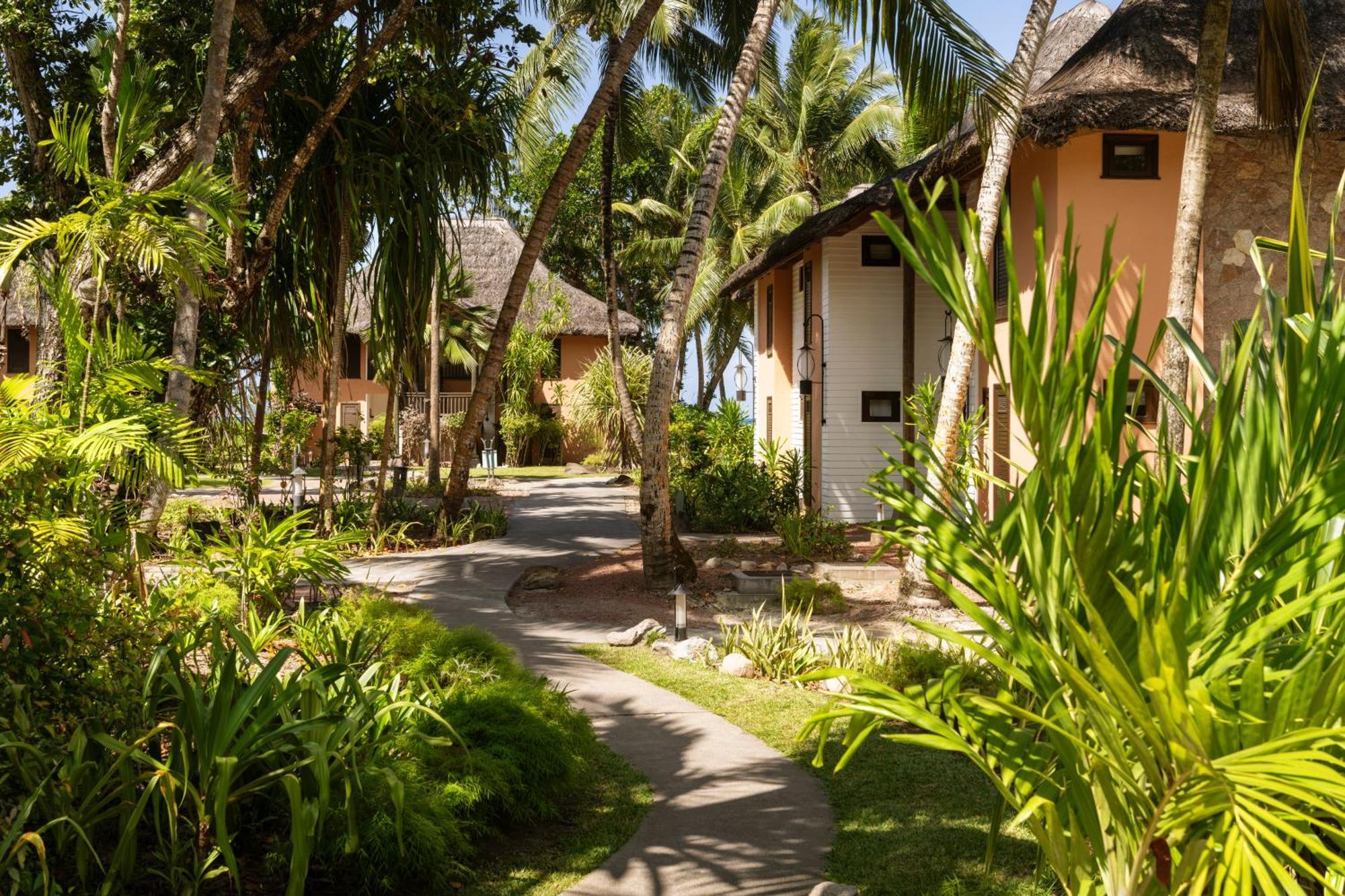 Constance Lemuria Grand Anse  Εξωτερικό φωτογραφία The resort's bungalows