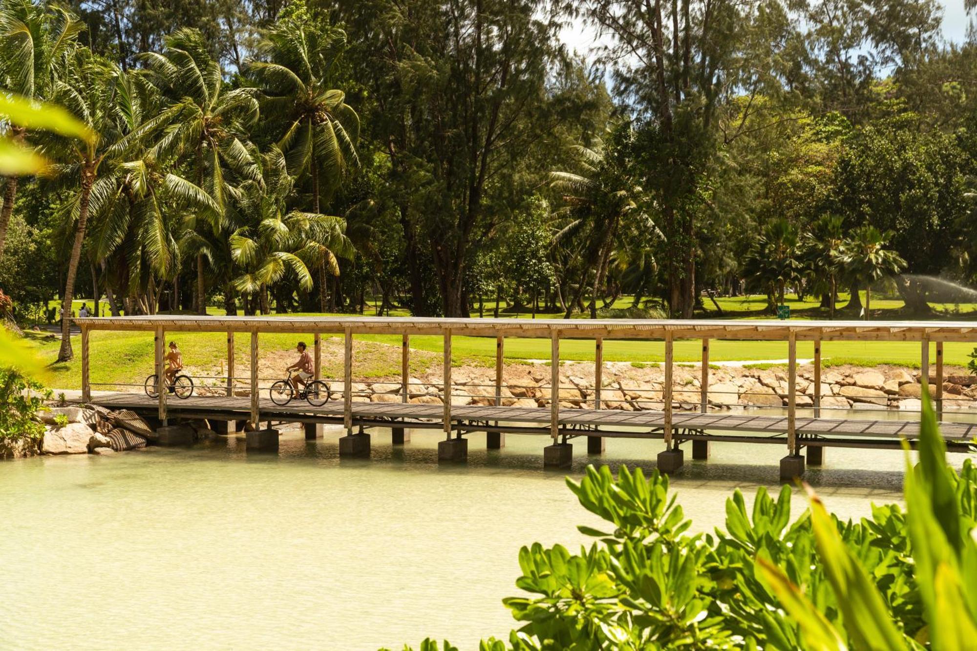 Constance Lemuria Grand Anse  Εξωτερικό φωτογραφία The bridge at the golf course